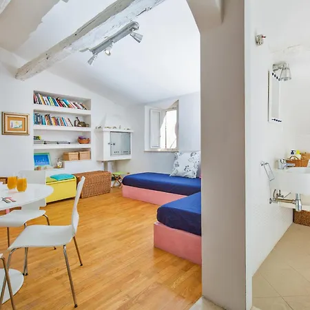 Apartment Arty In The Heart Of By Irundo