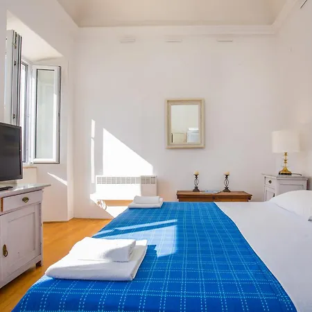 Apartment Arty In The Heart Of By Irundo *
